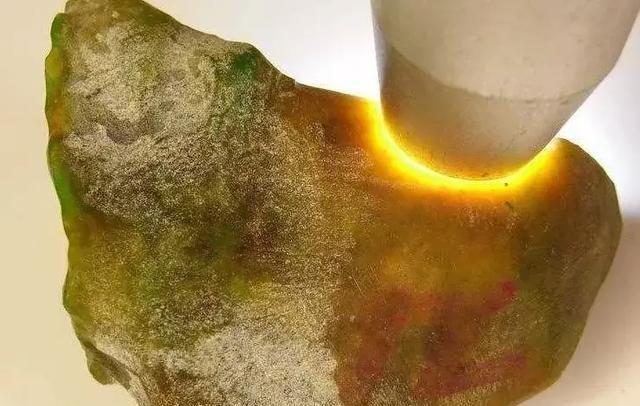 油性皮壳得翡翠原石,油性皮壳翡翠原石-第6张图片-翡翠网 油性皮壳得翡翠原石,油性皮壳翡翠原石-第6张图片-翡翠网