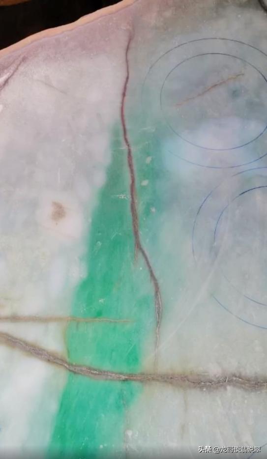 铁锈皮翡翠原石一般出什么铁锈皮翡翠原石解剖-第4张图片-翡翠网 铁锈皮翡翠原石一般出什么铁锈皮翡翠原石解剖-第4张图片-翡翠网