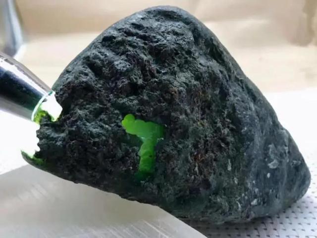 冰晴起胶的翡翠价格冰晴种翡翠价格-第4张图片-翡翠网 冰晴起胶的翡翠价格冰晴种翡翠价格-第4张图片-翡翠网