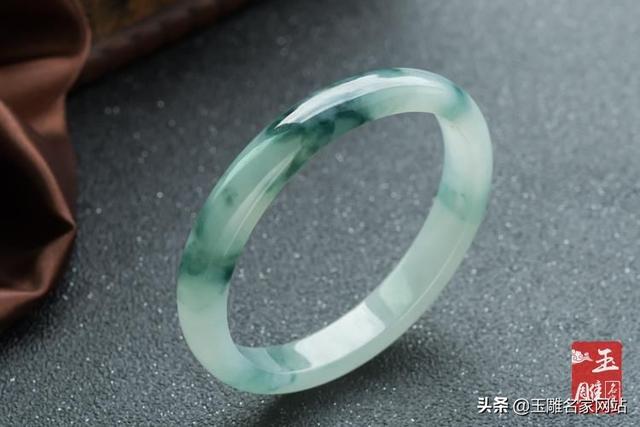 上海飘花手镯翡翠玉石,飘花手镯差不多是多少价位-第3张图片-翡翠网 上海飘花手镯翡翠玉石,飘花手镯差不多是多少价位-第3张图片-翡翠网