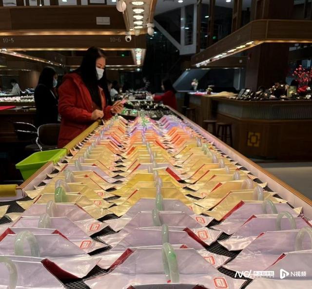 翡翠收藏知识三十讲何时出版,讲翡翠的技能技巧-第1张图片-翡翠网 翡翠收藏知识三十讲何时出版,讲翡翠的技能技巧-第1张图片-翡翠网