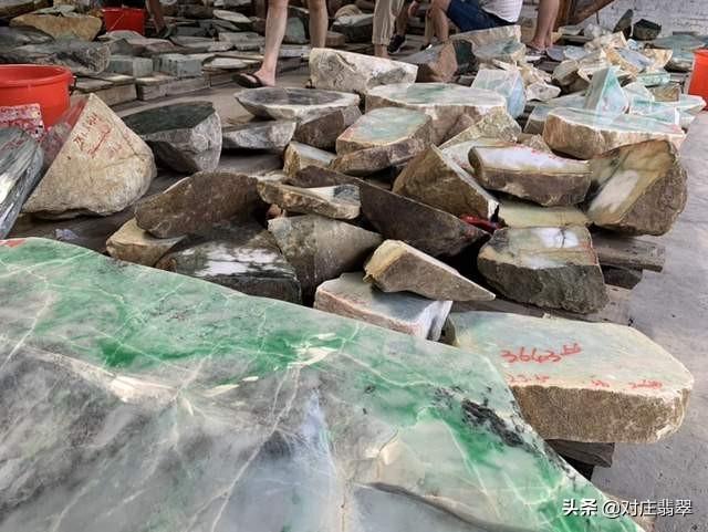 四会成品翡翠价格翡翠原石和成品对比-第1张图片-翡翠网 四会成品翡翠价格翡翠原石和成品对比-第1张图片-翡翠网