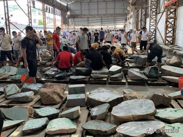 四会成品翡翠价格翡翠原石和成品对比-第2张图片-翡翠网 四会成品翡翠价格翡翠原石和成品对比-第2张图片-翡翠网