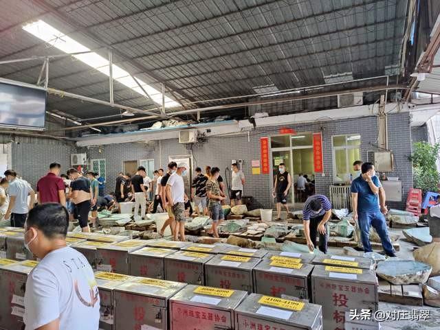 四会成品翡翠价格翡翠原石和成品对比-第3张图片-翡翠网 四会成品翡翠价格翡翠原石和成品对比-第3张图片-翡翠网