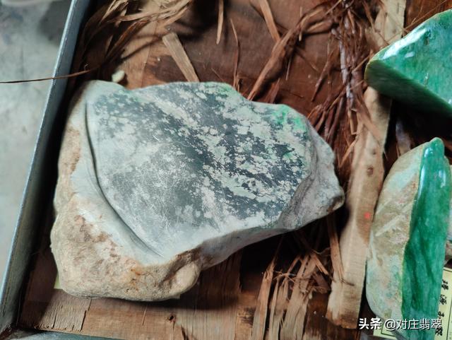 四会成品翡翠价格翡翠原石和成品对比-第6张图片-翡翠网 四会成品翡翠价格翡翠原石和成品对比-第6张图片-翡翠网