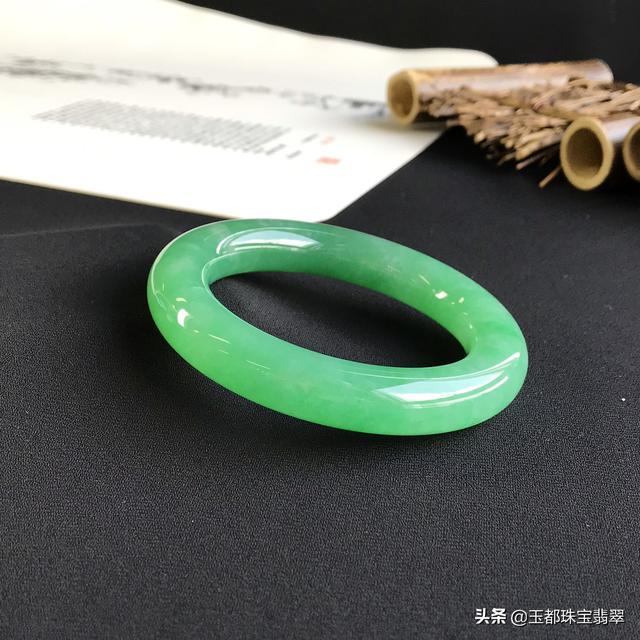 碧绿的翡翠手镯图片翡翠绿手镯价格及图片-第1张图片-翡翠网 碧绿的翡翠手镯图片翡翠绿手镯价格及图片-第1张图片-翡翠网