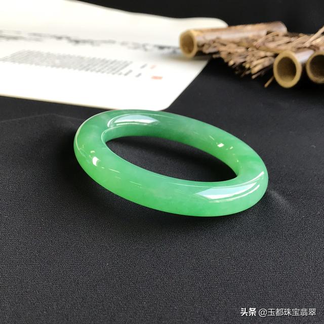 碧绿的翡翠手镯图片翡翠绿手镯价格及图片-第2张图片-翡翠网 碧绿的翡翠手镯图片翡翠绿手镯价格及图片-第2张图片-翡翠网