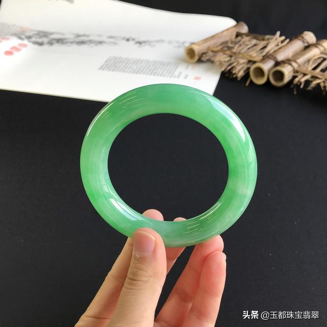 碧绿的翡翠手镯图片翡翠绿手镯价格及图片-第4张图片-翡翠网 碧绿的翡翠手镯图片翡翠绿手镯价格及图片-第4张图片-翡翠网