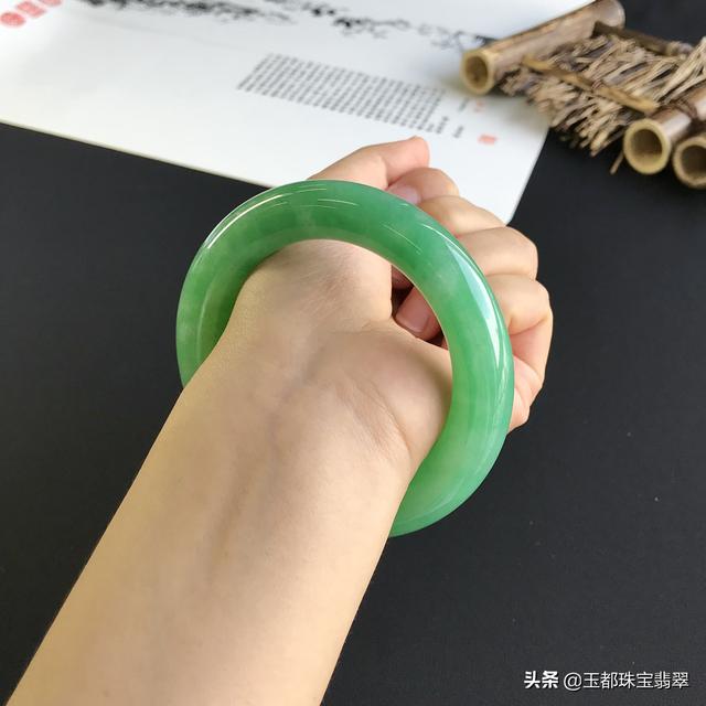 碧绿的翡翠手镯图片翡翠绿手镯价格及图片-第7张图片-翡翠网 碧绿的翡翠手镯图片翡翠绿手镯价格及图片-第7张图片-翡翠网
