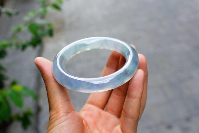 a货糯种翡翠手镯70带多大圈口,翡翠糯种值钱吗-第1张图片-翡翠网