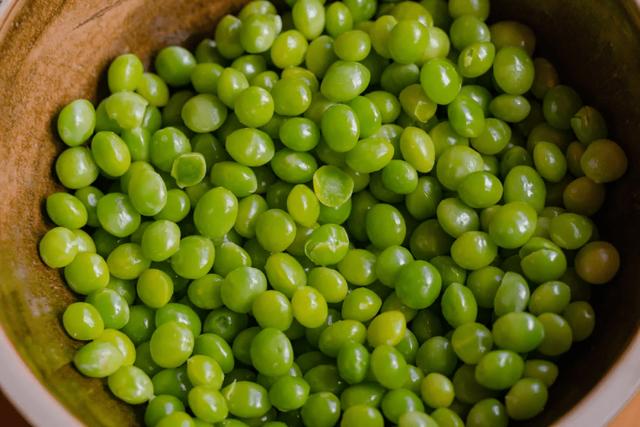 果绿翡翠戒面是怎么样的翡翠果价格-第2张图片-翡翠网 果绿翡翠戒面是怎么样的翡翠果价格-第2张图片-翡翠网