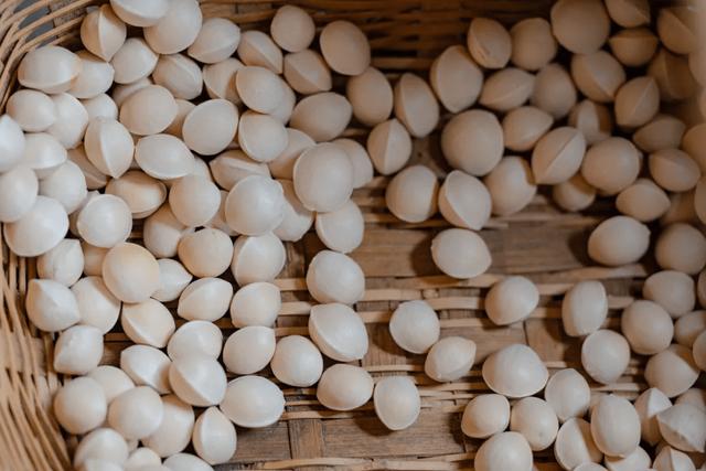 果绿翡翠戒面是怎么样的翡翠果价格-第3张图片-翡翠网 果绿翡翠戒面是怎么样的翡翠果价格-第3张图片-翡翠网