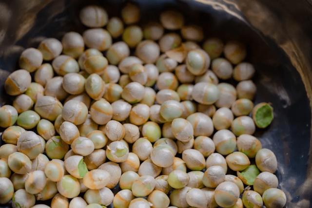 果绿翡翠戒面是怎么样的翡翠果价格-第4张图片-翡翠网 果绿翡翠戒面是怎么样的翡翠果价格-第4张图片-翡翠网