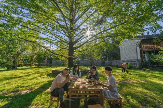 果绿翡翠戒面是怎么样的翡翠果价格-第6张图片-翡翠网 果绿翡翠戒面是怎么样的翡翠果价格-第6张图片-翡翠网