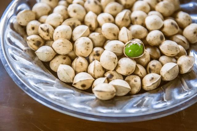 果绿翡翠戒面是怎么样的翡翠果价格-第8张图片-翡翠网 果绿翡翠戒面是怎么样的翡翠果价格-第8张图片-翡翠网