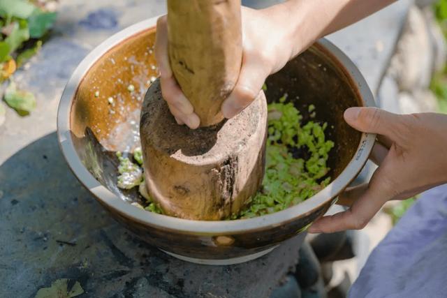 果绿翡翠戒面是怎么样的翡翠果价格-第9张图片-翡翠网 果绿翡翠戒面是怎么样的翡翠果价格-第9张图片-翡翠网
