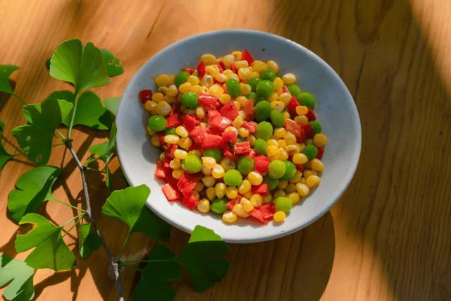 果绿翡翠戒面是怎么样的翡翠果价格-第13张图片-翡翠网 果绿翡翠戒面是怎么样的翡翠果价格-第13张图片-翡翠网