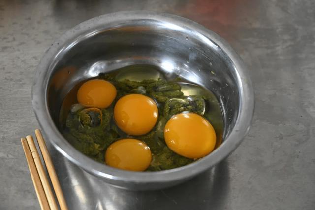 果绿翡翠戒面是怎么样的翡翠果价格-第14张图片-翡翠网 果绿翡翠戒面是怎么样的翡翠果价格-第14张图片-翡翠网