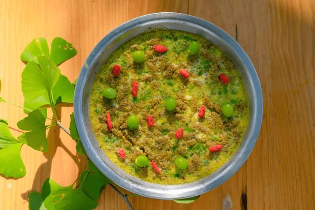 果绿翡翠戒面是怎么样的翡翠果价格-第15张图片-翡翠网 果绿翡翠戒面是怎么样的翡翠果价格-第15张图片-翡翠网