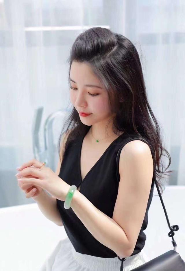 翡翠手镯能和金项链戴一起吗,玉和人有缘的征兆-第7张图片-翡翠网 翡翠手镯能和金项链戴一起吗,玉和人有缘的征兆-第7张图片-翡翠网