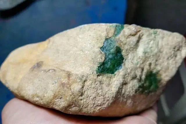 缅甸翡翠原石价格,翡翠原石价格多少钱-第2张图片-翡翠网 缅甸翡翠原石价格,翡翠原石价格多少钱-第2张图片-翡翠网