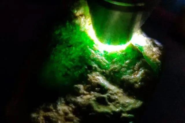 缅甸翡翠原石价格,翡翠原石价格多少钱-第4张图片-翡翠网 缅甸翡翠原石价格,翡翠原石价格多少钱-第4张图片-翡翠网