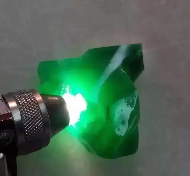 缅甸翡翠原石价格,翡翠原石价格多少钱-第6张图片-翡翠网 缅甸翡翠原石价格,翡翠原石价格多少钱-第6张图片-翡翠网