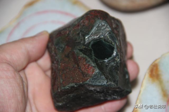 木那翡翠原石会卡红皮翡翠原石-第1张图片-翡翠网 木那翡翠原石会卡红皮翡翠原石-第1张图片-翡翠网