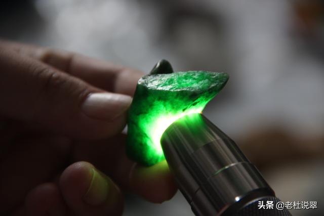 木那翡翠原石会卡红皮翡翠原石-第2张图片-翡翠网 木那翡翠原石会卡红皮翡翠原石-第2张图片-翡翠网