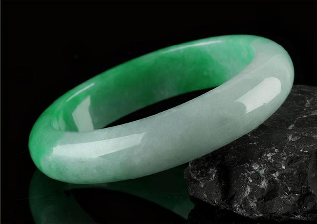 2000左右粗豆种翡翠手镯价格豆绿翡翠手镯图片价格-第1张图片-翡翠网 2000左右粗豆种翡翠手镯价格豆绿翡翠手镯图片价格-第1张图片-翡翠网