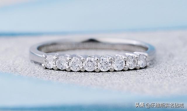 求婚戒指买什么样的好,求婚戒指买啥样的-第5张图片-翡翠网 求婚戒指买什么样的好,求婚戒指买啥样的-第5张图片-翡翠网