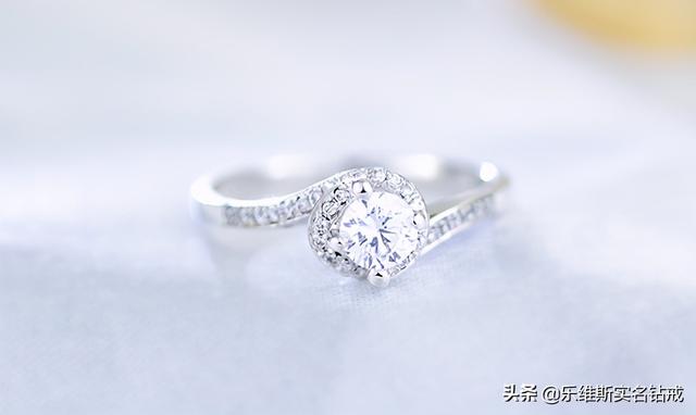 求婚戒指买什么样的好,求婚戒指买啥样的-第6张图片-翡翠网 求婚戒指买什么样的好,求婚戒指买啥样的-第6张图片-翡翠网