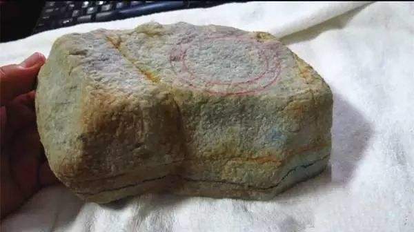 莫西沙翡翠原石黄雾,莫西沙翡翠原石各种皮壳图片-第1张图片-翡翠网 莫西沙翡翠原石黄雾,莫西沙翡翠原石各种皮壳图片-第1张图片-翡翠网