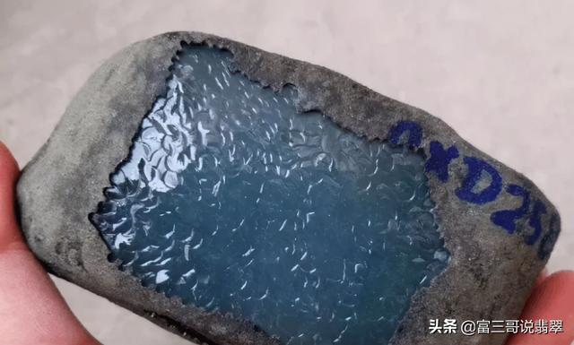 开窗和扒皮什么区别开窗垮了的翡翠原石-第2张图片-翡翠网 开窗和扒皮什么区别开窗垮了的翡翠原石-第2张图片-翡翠网