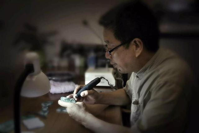 三彩翡翠的寓意三彩翡翠原石摆件-第4张图片-翡翠网