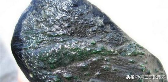 翡翠原石什么样的皮壳种老,高端翡翠原石皮壳图解-第2张图片-翡翠网 翡翠原石什么样的皮壳种老,高端翡翠原石皮壳图解-第2张图片-翡翠网