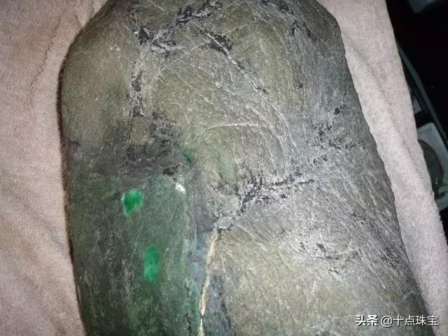 翡翠原石癣翡翠原石开流氓窗-第32张图片-翡翠网 翡翠原石癣翡翠原石开流氓窗-第32张图片-翡翠网