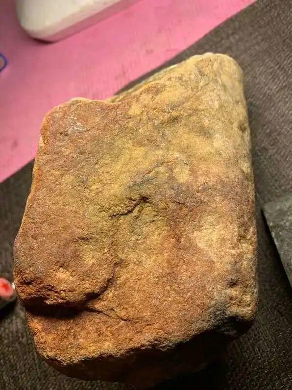 鸡油黄翡翠价格鸡油黄的翡翠原石-第1张图片-翡翠网 鸡油黄翡翠价格鸡油黄的翡翠原石-第1张图片-翡翠网