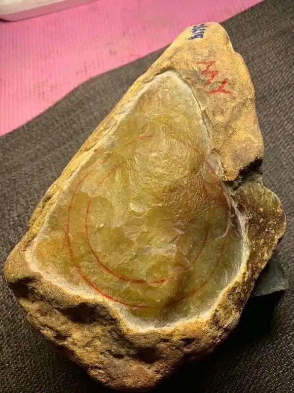 鸡油黄翡翠价格鸡油黄的翡翠原石-第2张图片-翡翠网 鸡油黄翡翠价格鸡油黄的翡翠原石-第2张图片-翡翠网