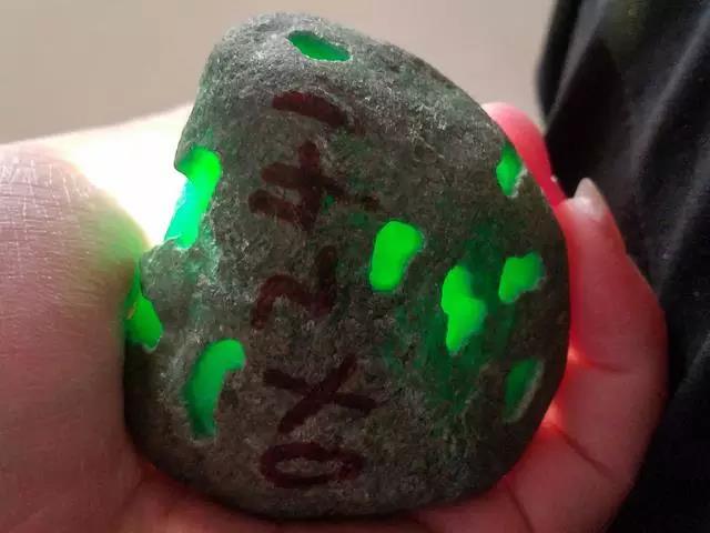 云南旅游翡翠原石翡翠原石哪里有卖-第7张图片-翡翠网 云南旅游翡翠原石翡翠原石哪里有卖-第7张图片-翡翠网