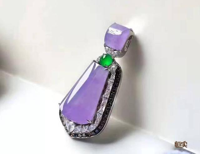 见光死的翡翠原石里面会出吗,为什么紫色翡翠被称为见光死-第2张图片-翡翠网 见光死的翡翠原石里面会出吗,为什么紫色翡翠被称为见光死-第2张图片-翡翠网