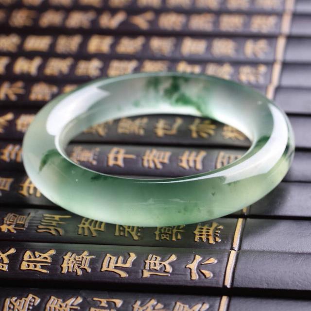 翡翠手镯12种颜色关于翡翠手镯的知识大全-第1张图片-翡翠网 翡翠手镯12种颜色关于翡翠手镯的知识大全-第1张图片-翡翠网