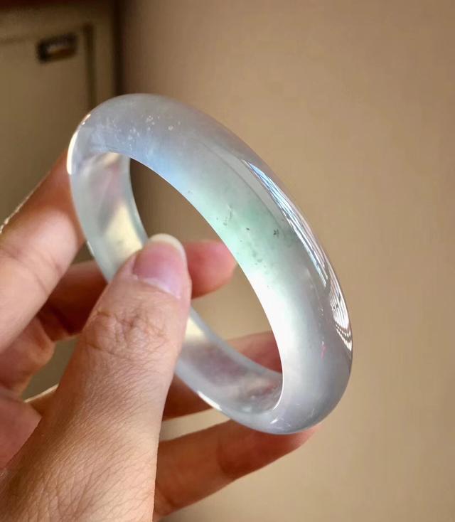 翡翠手镯12种颜色关于翡翠手镯的知识大全-第2张图片-翡翠网 翡翠手镯12种颜色关于翡翠手镯的知识大全-第2张图片-翡翠网