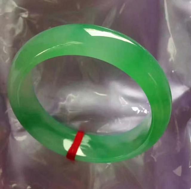 翡翠手镯12种颜色关于翡翠手镯的知识大全-第4张图片-翡翠网 翡翠手镯12种颜色关于翡翠手镯的知识大全-第4张图片-翡翠网