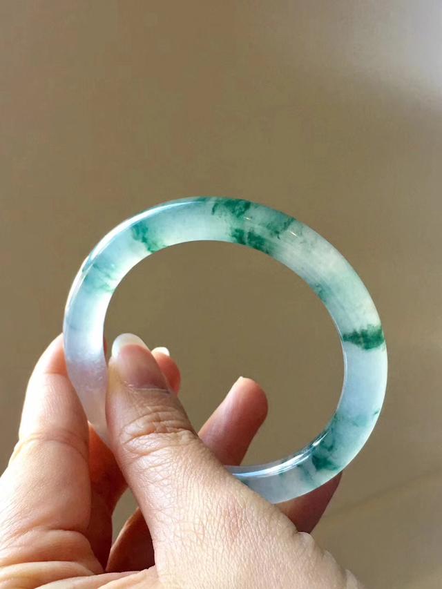 翡翠手镯12种颜色关于翡翠手镯的知识大全-第5张图片-翡翠网 翡翠手镯12种颜色关于翡翠手镯的知识大全-第5张图片-翡翠网