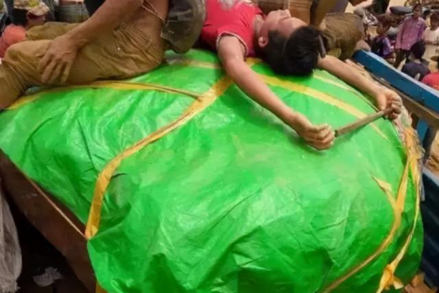 缅甸发现翡翠原石视频缅甸翡翠不是天然翡翠吗-第6张图片-翡翠网 缅甸发现翡翠原石视频缅甸翡翠不是天然翡翠吗-第6张图片-翡翠网