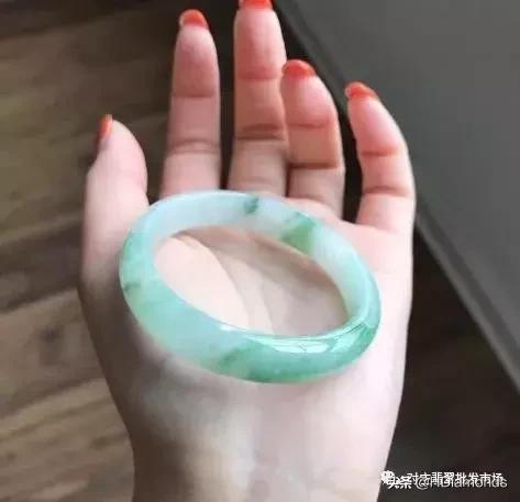 翡翠手镯五千图片,四千多的翡翠镯子-第2张图片-翡翠网 翡翠手镯五千图片,四千多的翡翠镯子-第2张图片-翡翠网