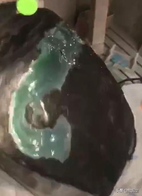 捡到翡翠原石搞笑视频哪里可以捡到翡翠原石-第1张图片-翡翠网 捡到翡翠原石搞笑视频哪里可以捡到翡翠原石-第1张图片-翡翠网