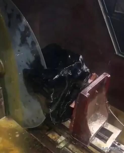 捡到翡翠原石搞笑视频哪里可以捡到翡翠原石-第3张图片-翡翠网 捡到翡翠原石搞笑视频哪里可以捡到翡翠原石-第3张图片-翡翠网