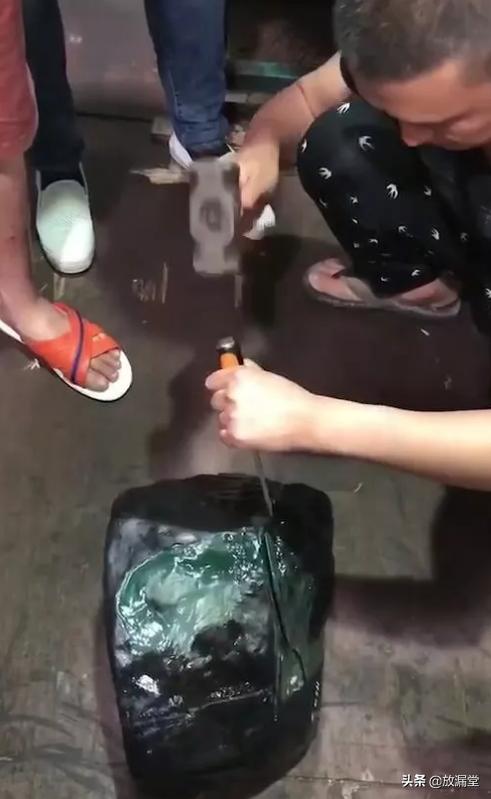 捡到翡翠原石搞笑视频哪里可以捡到翡翠原石-第4张图片-翡翠网 捡到翡翠原石搞笑视频哪里可以捡到翡翠原石-第4张图片-翡翠网